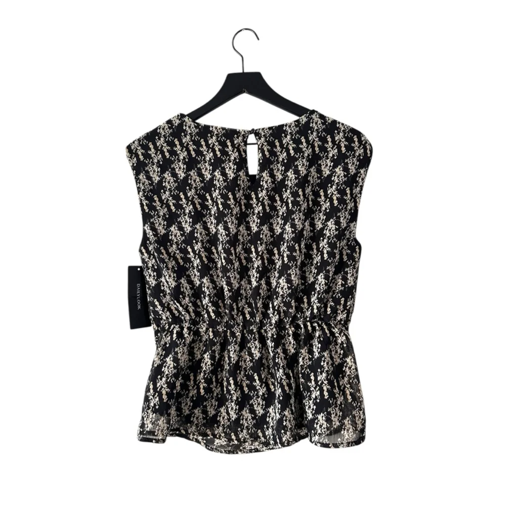 Gilli Black Cream Twist Front Blouse Top | Holiday Party | Size S